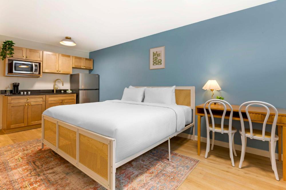 King Room with Kitchenette and Wet Bar - Non-Smoking interior